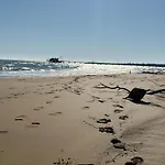 Sunny Apartment By The Beach