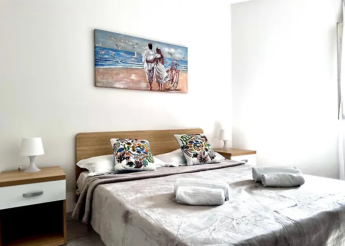 Sunny Apartment By The Beach