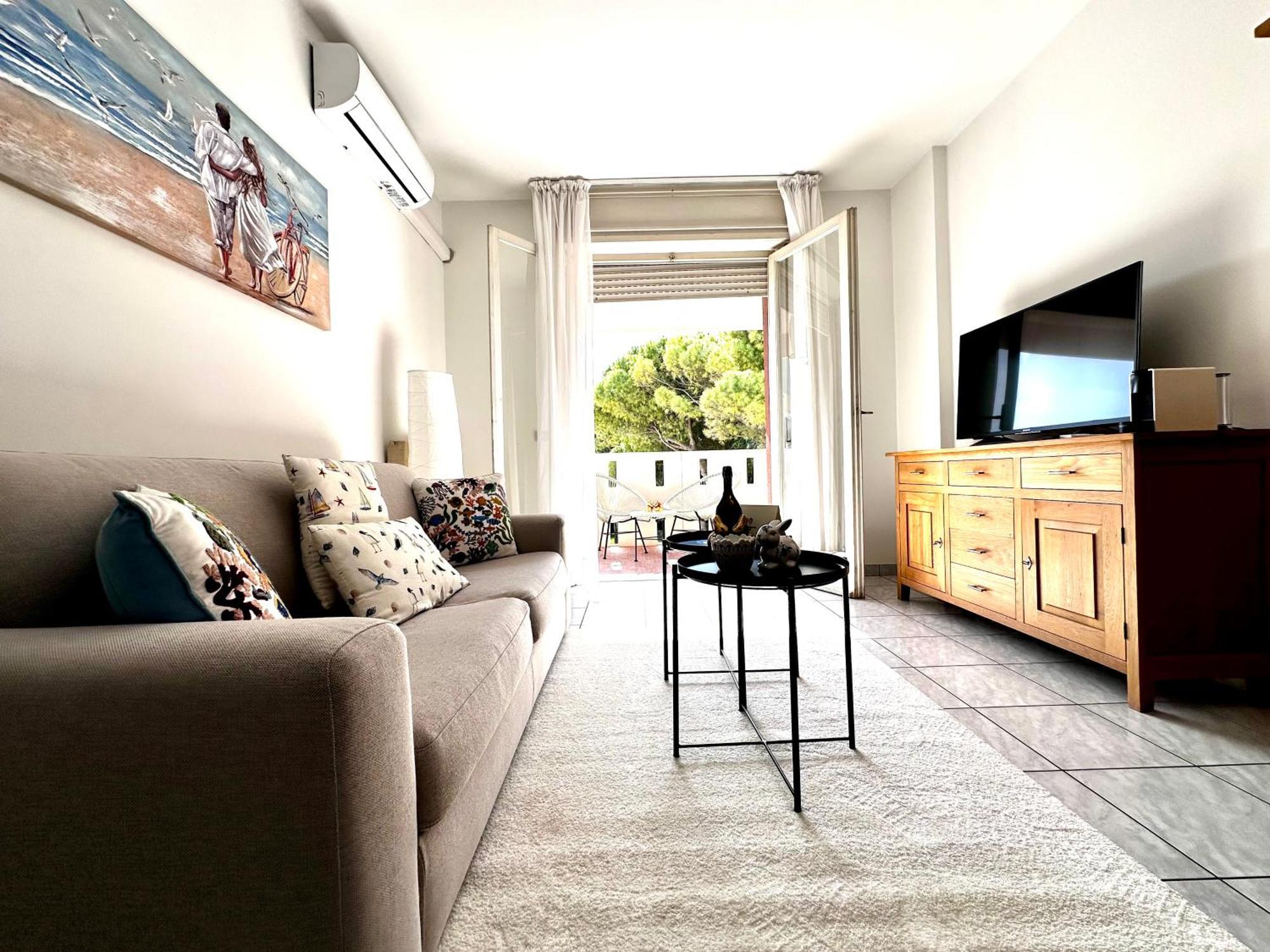 Sunny Apartment By The Beach *