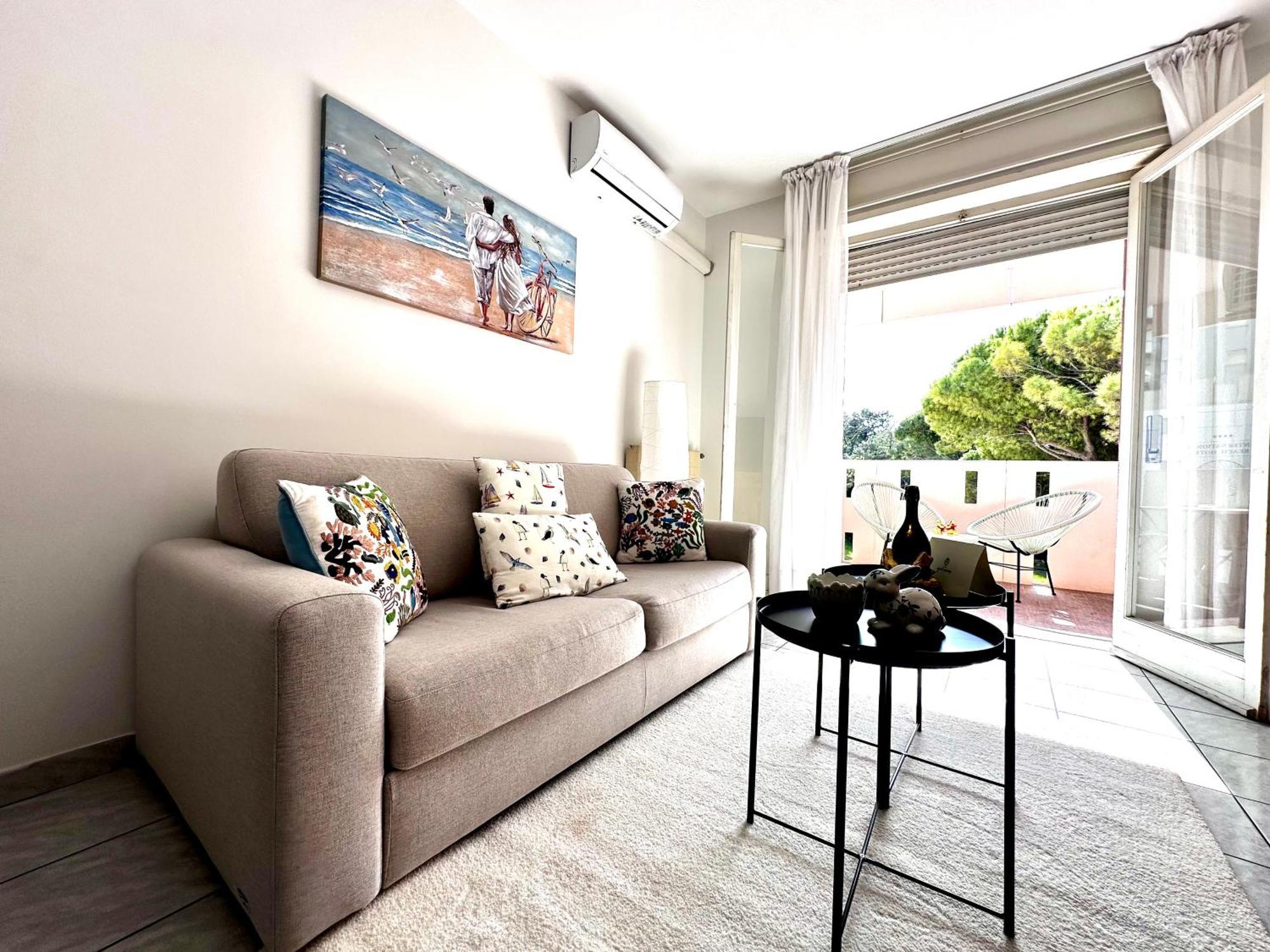 Sunny Apartment By The Beach