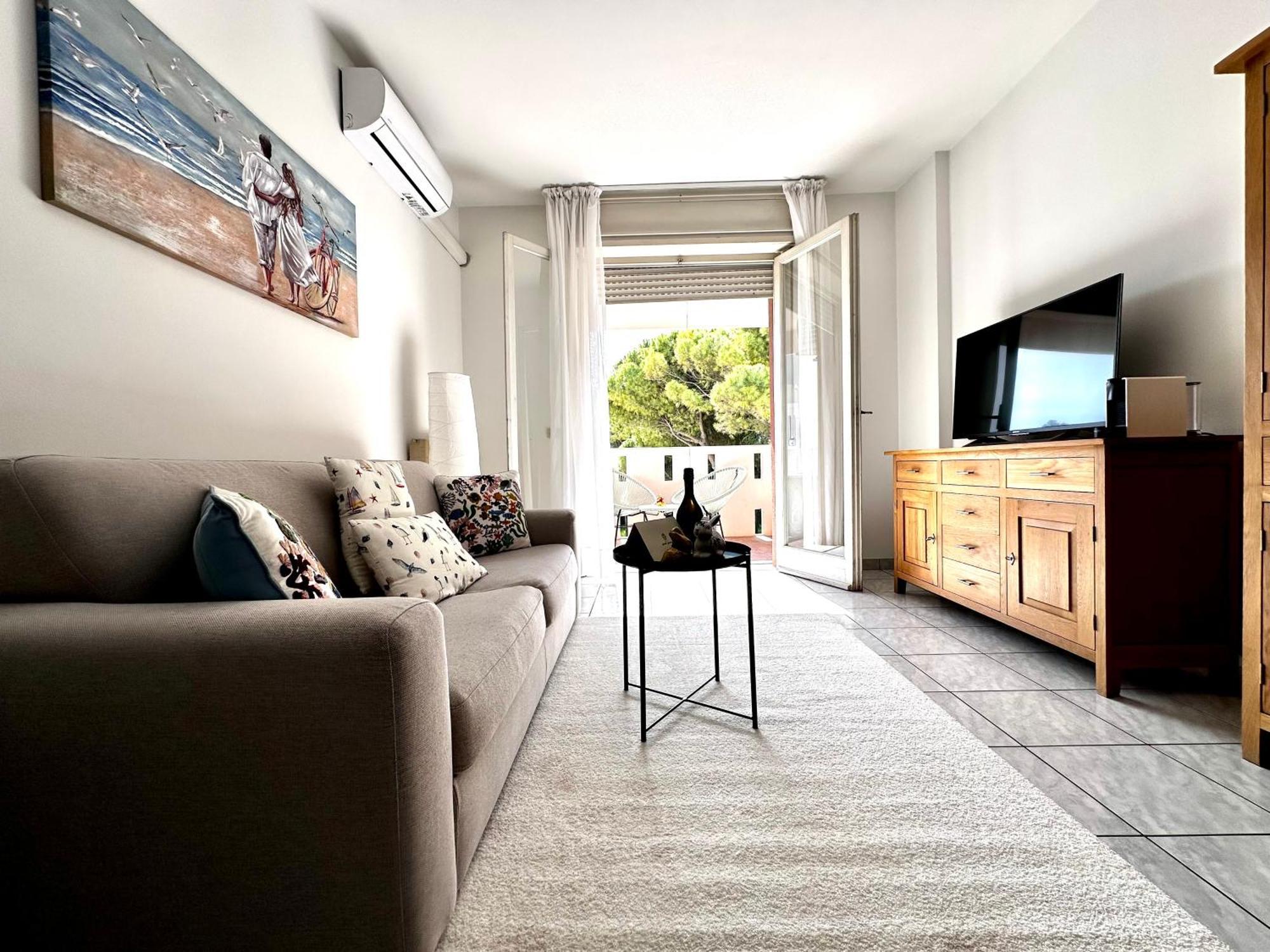 Sunny Apartment By The Beach Apartment