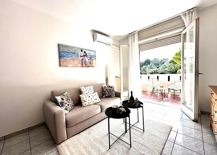 Sunny Apartment By The Beach